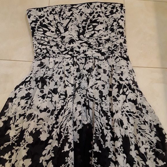 White House Black Market Strapless Dress - Picture 3 of 12